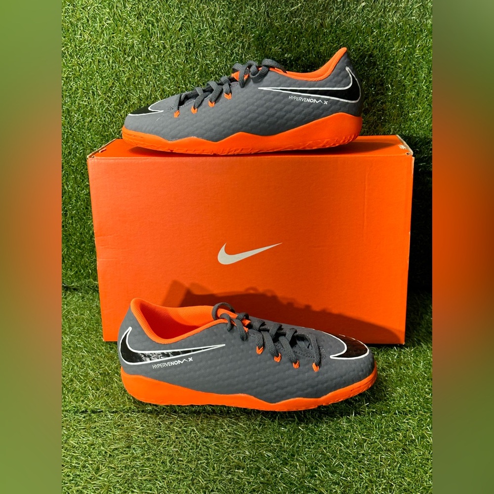 NIKE PHANTOMX III ACADEMY INDOOR SOCCER SHOES, SIZE 6Y, KIDS , GREY/ ORANGE/ WTE